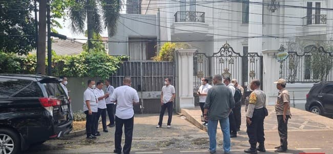 polisi_geledah_rumah_ketua_kpk_firli_bahuri_beberapa_tetangga_dimintai_keterangan