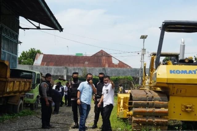 polisi_geledah_uptjj_dinas_bina_marga_medan_dan_bina_kontruksi_sumut