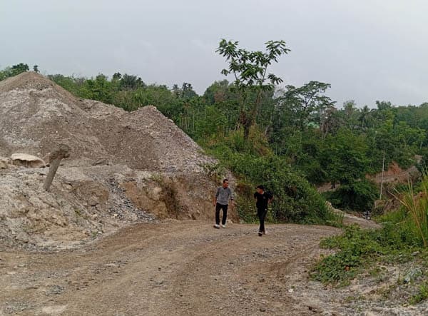 polisi_gerebek_galian_c_di_tanjung_pinggir_3_orang_diamankan_bersama_alat_berat
