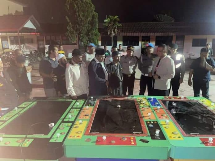 polisi_gerebek_sebuah_ruko_di_komplek_perumahan_graha_kisaran_6_unit_mesin_judi_diboyong
