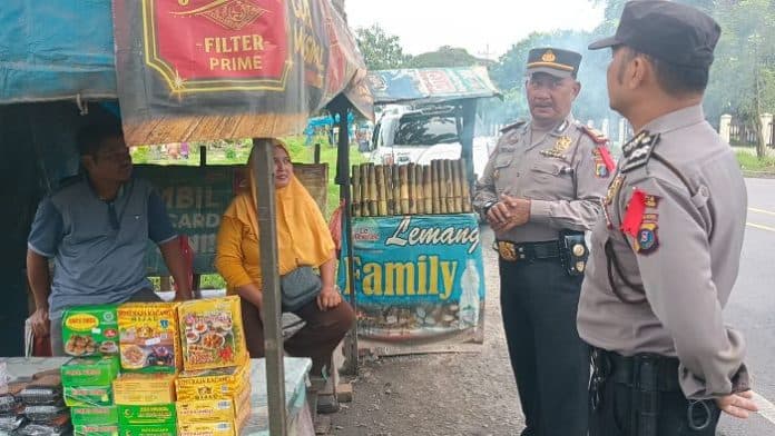 polisi_himbau_jangan_parkir_sembarangan_dan_jaga_kebersihan_bagi_pedagang_lemang