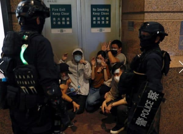 polisi_hong_kong_tangkap_tersangka_penikaman_saat_protes_hukum_keamanan_baru