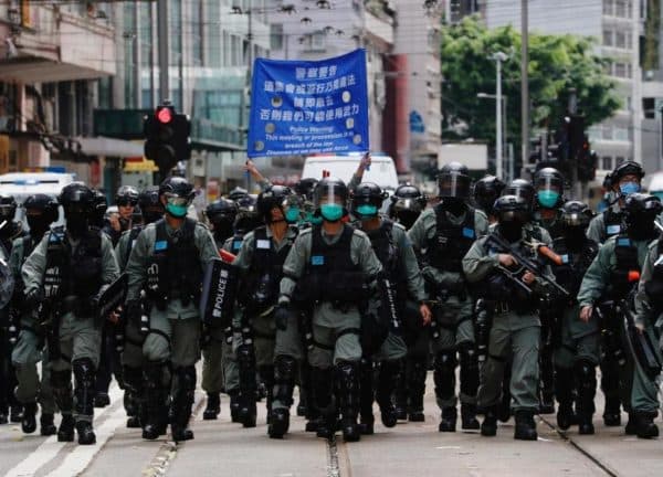polisi_hong_kong_tembakkan_meriam_air_untuk_bubarkan_protes_hukum_keamanan_baru