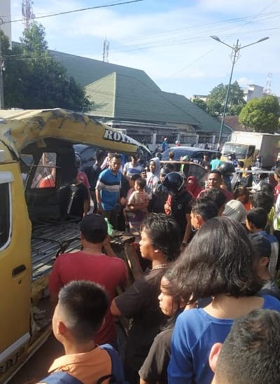 polisi_identifikasi_4_jenazah_penumpang_angkot_yang_ditabrak_ka_di_sekip_medan