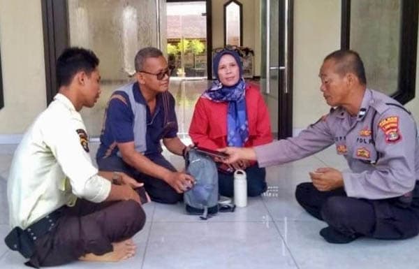 polisi_lampung_selamatkan_uang_rp100_juta_milik_pemudik_yang_tertinggal_di_rest_area_jalan_tol