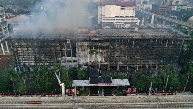 polisi_lanjutkan_kembali_olah_tkp_gedung_kejagung