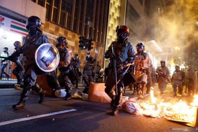 polisi_lepaskan_tembakan_saat_massa_di_hong_kong_rusuh