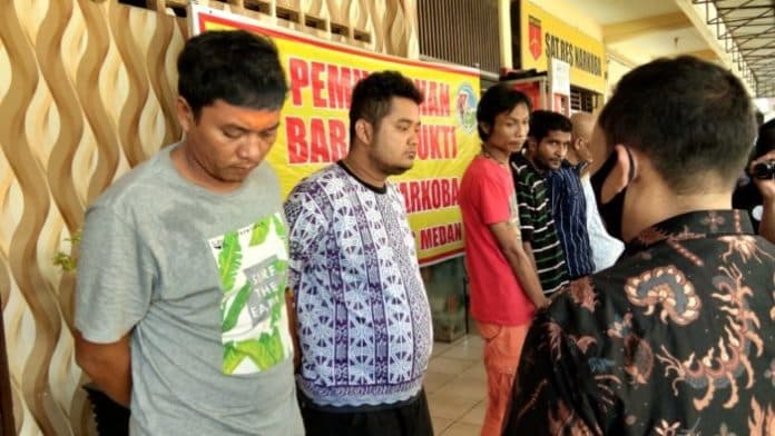 polisi_obrak_abrik_markas_narkoba_di_multatuli_medan_sepuluh_orang_dan_sejumlah_barang_bukti_diamankan