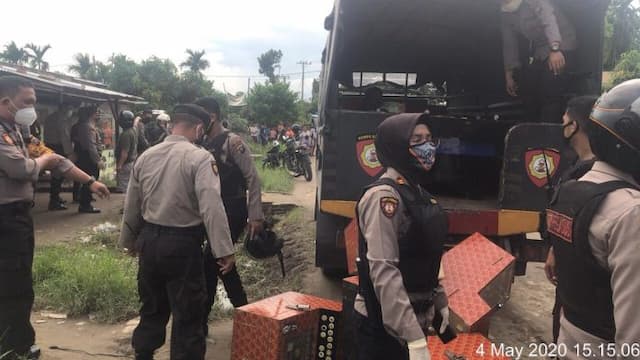 polisi_obrak_abrik_sarang_judi_dan_narkoba_di_jermal_15