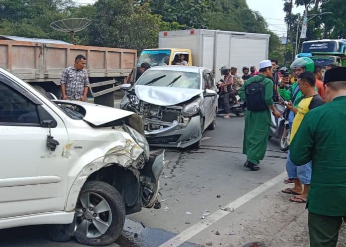 polisi_selidiki_penyebab_laka_lantas_dua_mobil_minibus_di_jalan_medan_km_45_siantar