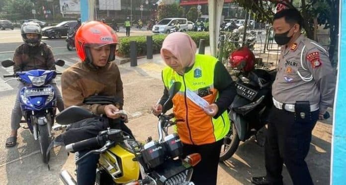 polisi_stop_tilang_kendaraan_tak_berhasil_uji_emisi