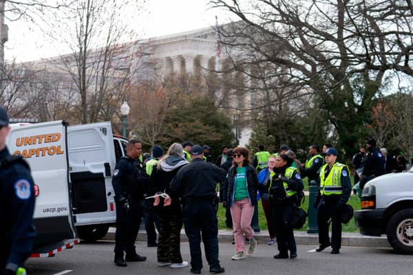 polisi_tangkap_13_aktivis_pendukung_aborsi_saat_demo_di_washington