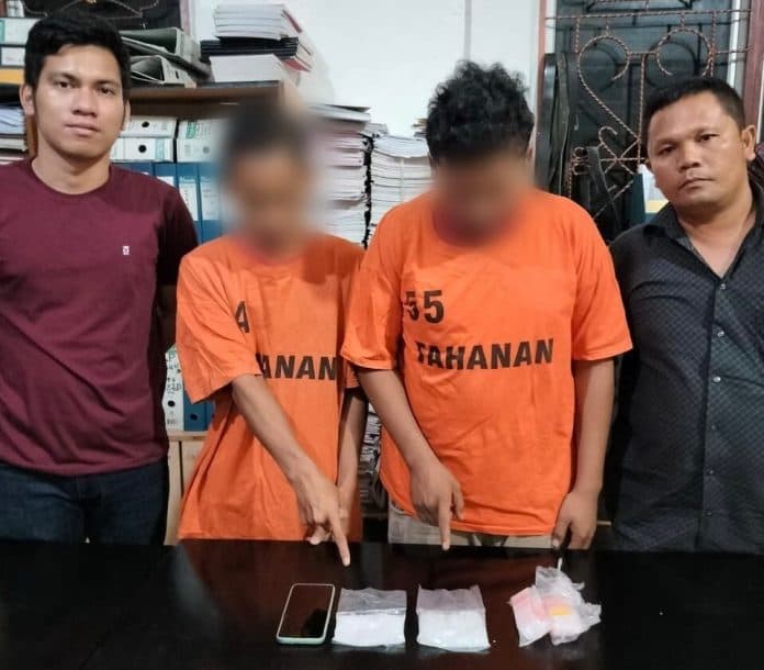 polisi_tangkap_2_tersangka_kasus_narkoba_di_simalungun_100_gram_sabu_diamankan