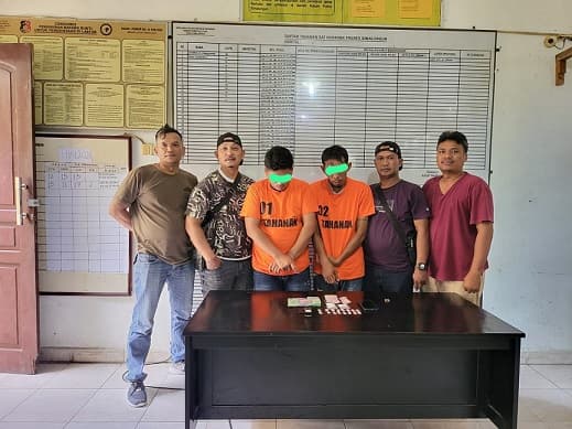 polisi_tangkap_dua_pengedar_narkoba_di_tanah_jawa_1690_gram_sabu_turut_diamankan