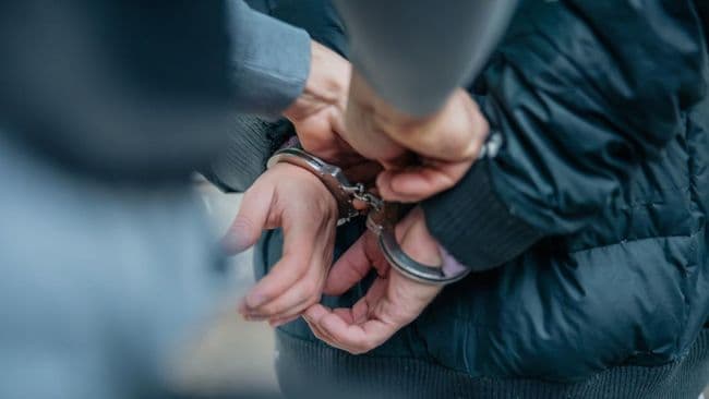 polisi_tangkap_oknum_anggota_dprd_yang_main_judi_di_warung
