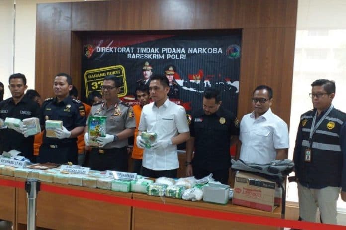 polisi_tangkap_pembawa_37_kg_sabu_di_labuhan_batu