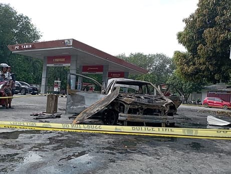 polisi_temukan_jeriken_berisi_bbm_di_mobil_yang_terbakar