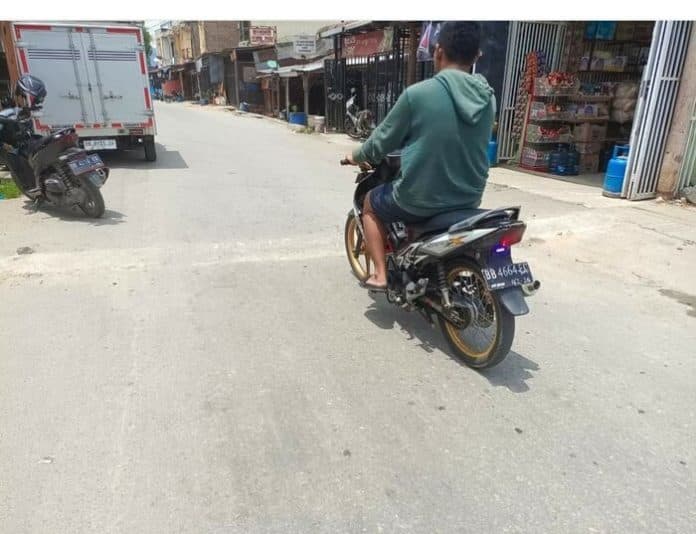 polisi_tidur_terlalu_tinggi_resahkan_pengguna_jalan_di_porsea