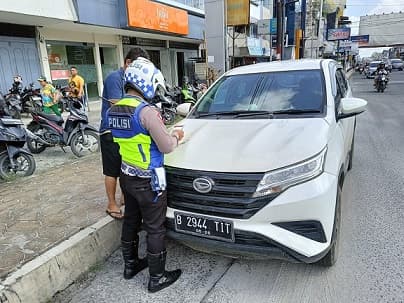 polisi_tilang_pengendara_yang_parkir_sembarangan_di_jalan_sutomo_siantar