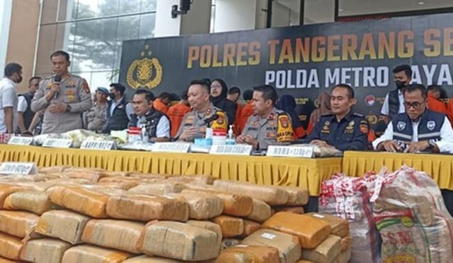 polisi_ungkap_jaringan_narkoba_antarpulau_dan_internasional_bb_rp77_m