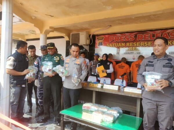 polres_asahan_tangkap_empat_pelaku_narkotika_sita_13_kg_sabu_dan_130_kg_ganja