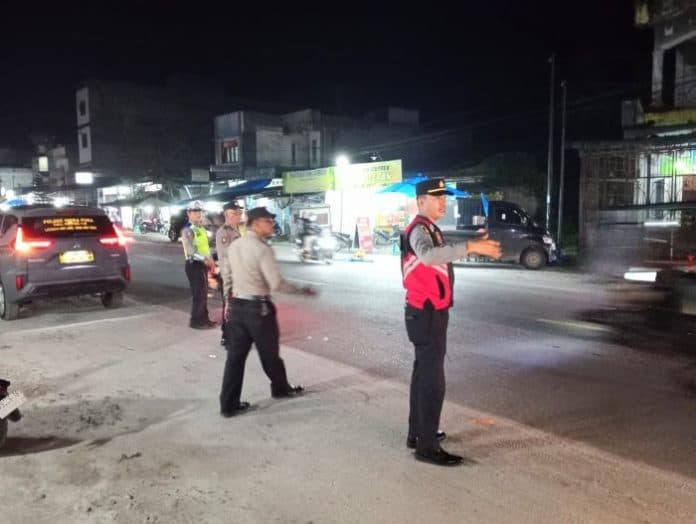 polres_batu_bara_amankan_kebaktian_malam_tahun_baru