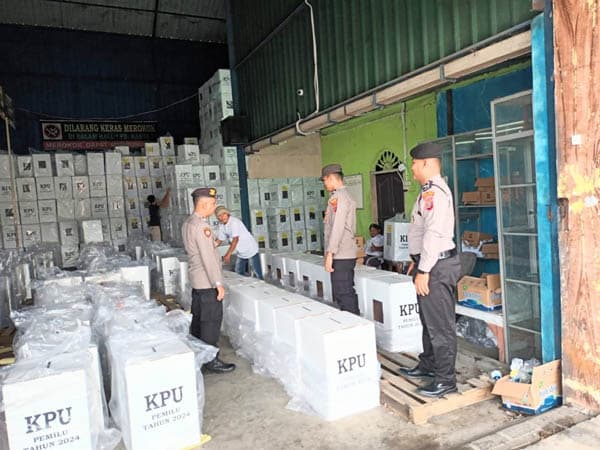 polres_batu_bara_cek_pemuatan_kotak_suara_pemilu_2024