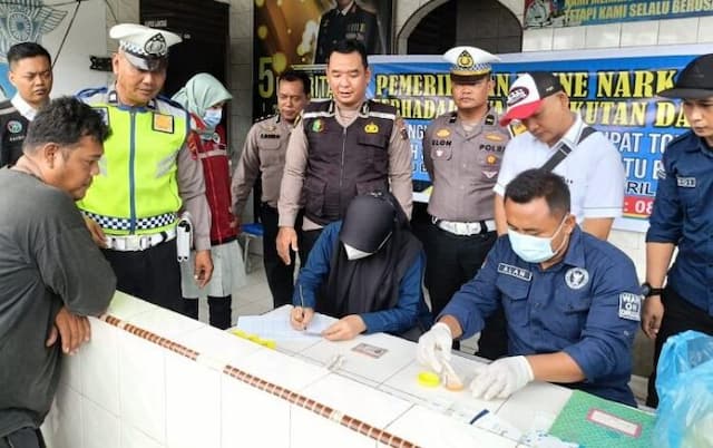 polres_batu_bara_mendadak_tes_urine_pengemudi_di_pospam_iii_sei_bejangkar