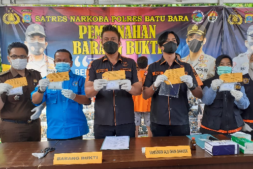 polres_batu_bara_musnahkan_barang_bukti_439_gram_sabu