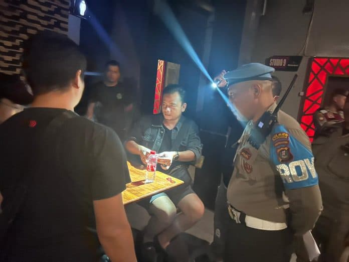 polres_gelar_razia_ke_thm_di_siantar_tidak_ditemukan_narkoba