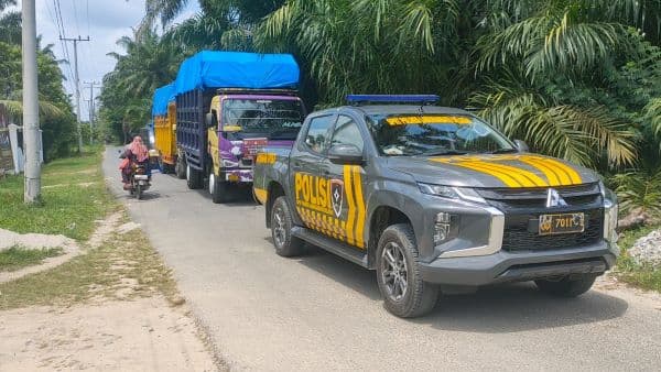 polres_labusel_amankan_dan_kawal_pergeseran_logistik_pemilu