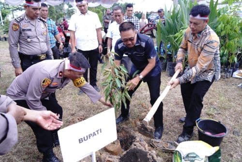 polres_labusel_tanam_pohon_sambut_hari_bhayangkara_bupati_nitip_pesan_ini