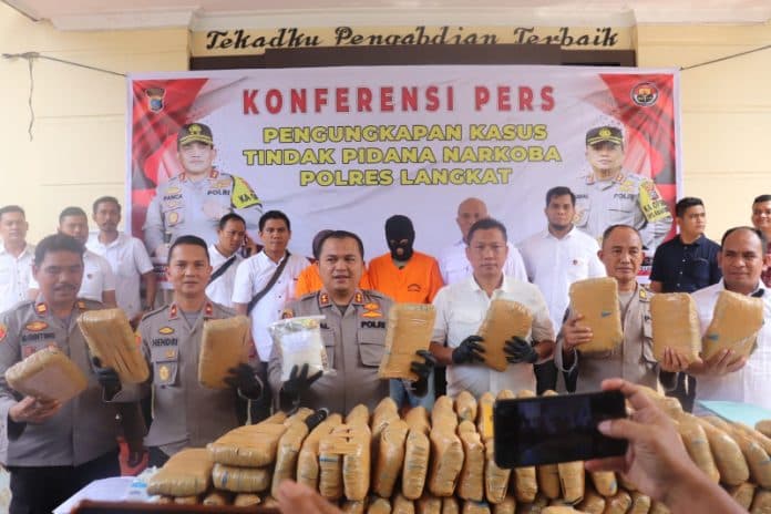 polres_langkat_amankan_1_kg_sabu_dan_233_bal_ganja_dari_dua_tersangka