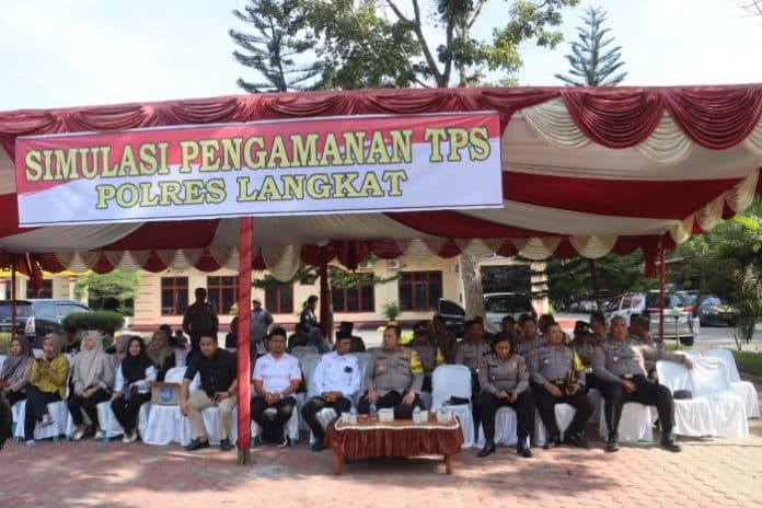 polres_langkat_lakukan_apel_dan_simulasi_pengamanan_tps_pemilu_2024