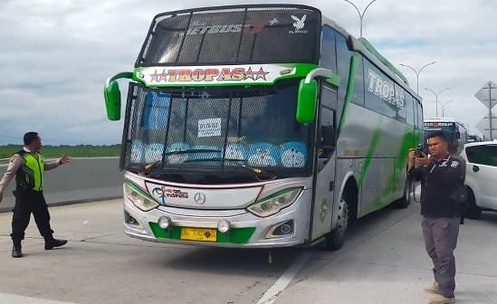 polres_langkat_lepas_keberangkatan_2_ribu_santri_ke_gebyar_seni_budaya_di_istana_maimun