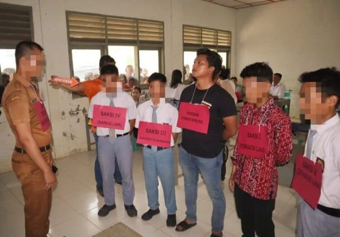polres_nisel_gelar_rekon_ulang_kepsek_diduga_pukul_siswa_hingga_tewas