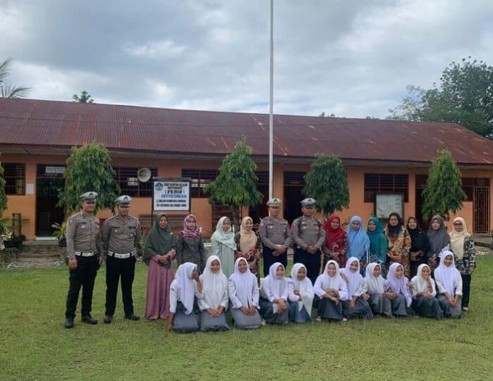 polres_palas_sosialisasikan_keselamatan_berlalu_lintas_di_smk_al_fajar_sibuhuan