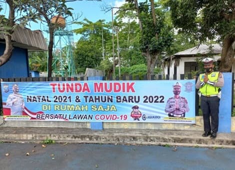 polres_pelabuhan_belawan_pasang_baliho_tunda_mudik_nataru