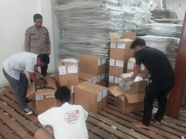 polres_pematangsiantar_kawal_distribusi_logistik_pilkada