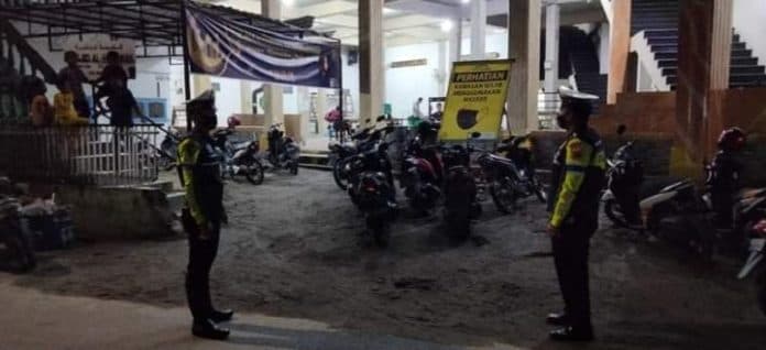 polres_samosir_lakukan_pengamanan_solat_tarawih_di_mesjid_al_hasanah_pangururan