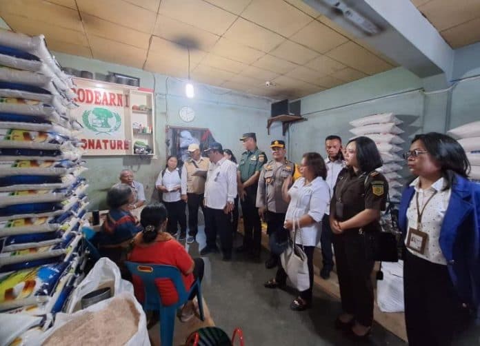 polres_samosir_pantau_harga_sembako_jelang_natal_dan_tahun_baru_2025