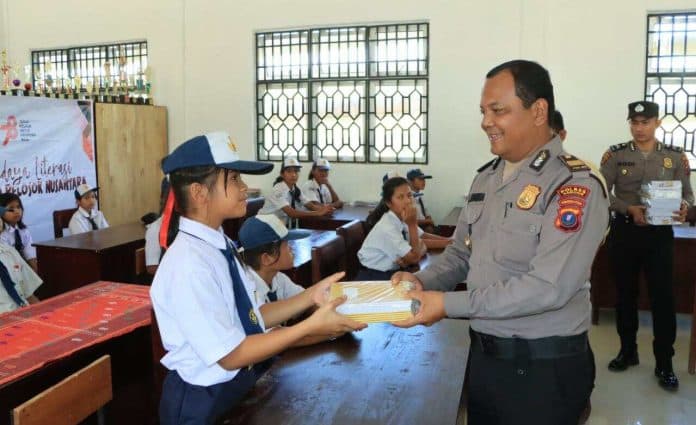 polres_samosir_salurkan_bantuan_buku_dan_alat_tulis_kepada_pelajar