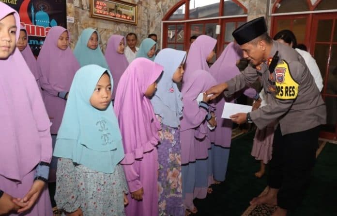 polres_siantar_buka_puasa_bersama_dan_santuni_anak_yatim