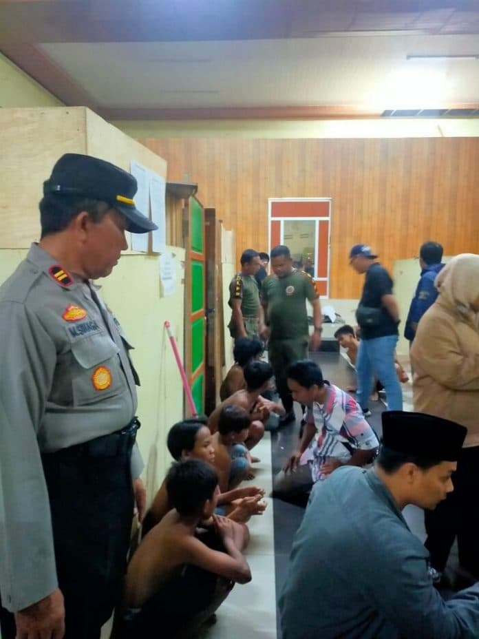polres_sibolga_patroli_gabungan_cegah_tawuran_dan_balap_liar_13_remaja_ditemukan_ngelem