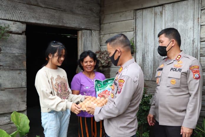 polres_simalungun_bantu_masyarakat_terdampak_kenaikan_harga_bbm