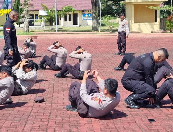 polres_simalungun_dan_brimob_yon_b_gelar_latihan_pengamanan_pemilu_2024