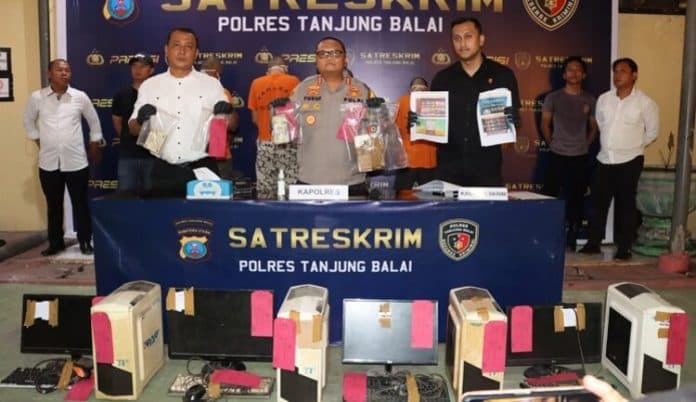 polres_tanjung_balai_bongkar_tempat_judi_slot_online