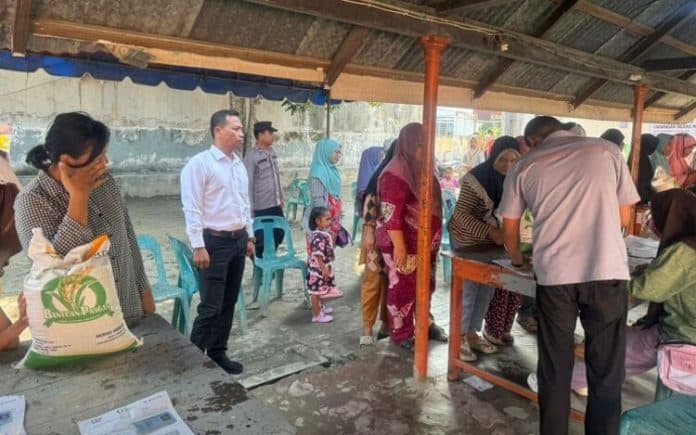 polres_tanjung_balai_pantau_penyaluran_bantuan_beras_pemerintah