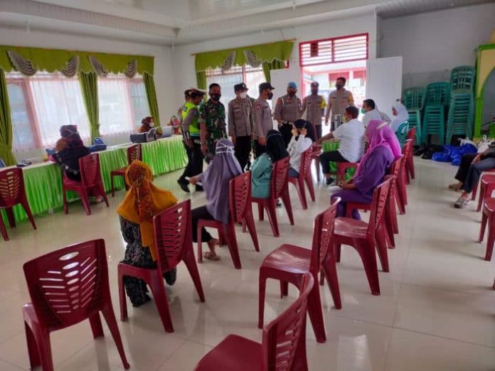 polres_tapsel_tetap_beri_keamanan_pada_warga_selama_vaksinasi