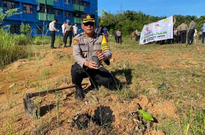 polres_tapteng_ramaikan_giat_polri_tanam_10_juta_pohon